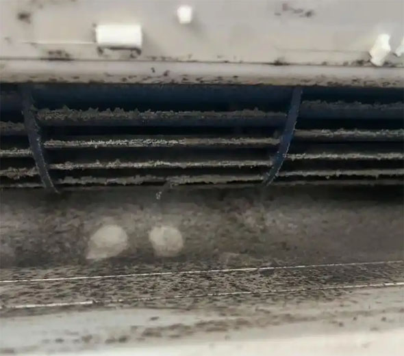 德城空调吹的风有股烧焦味是怎么回事